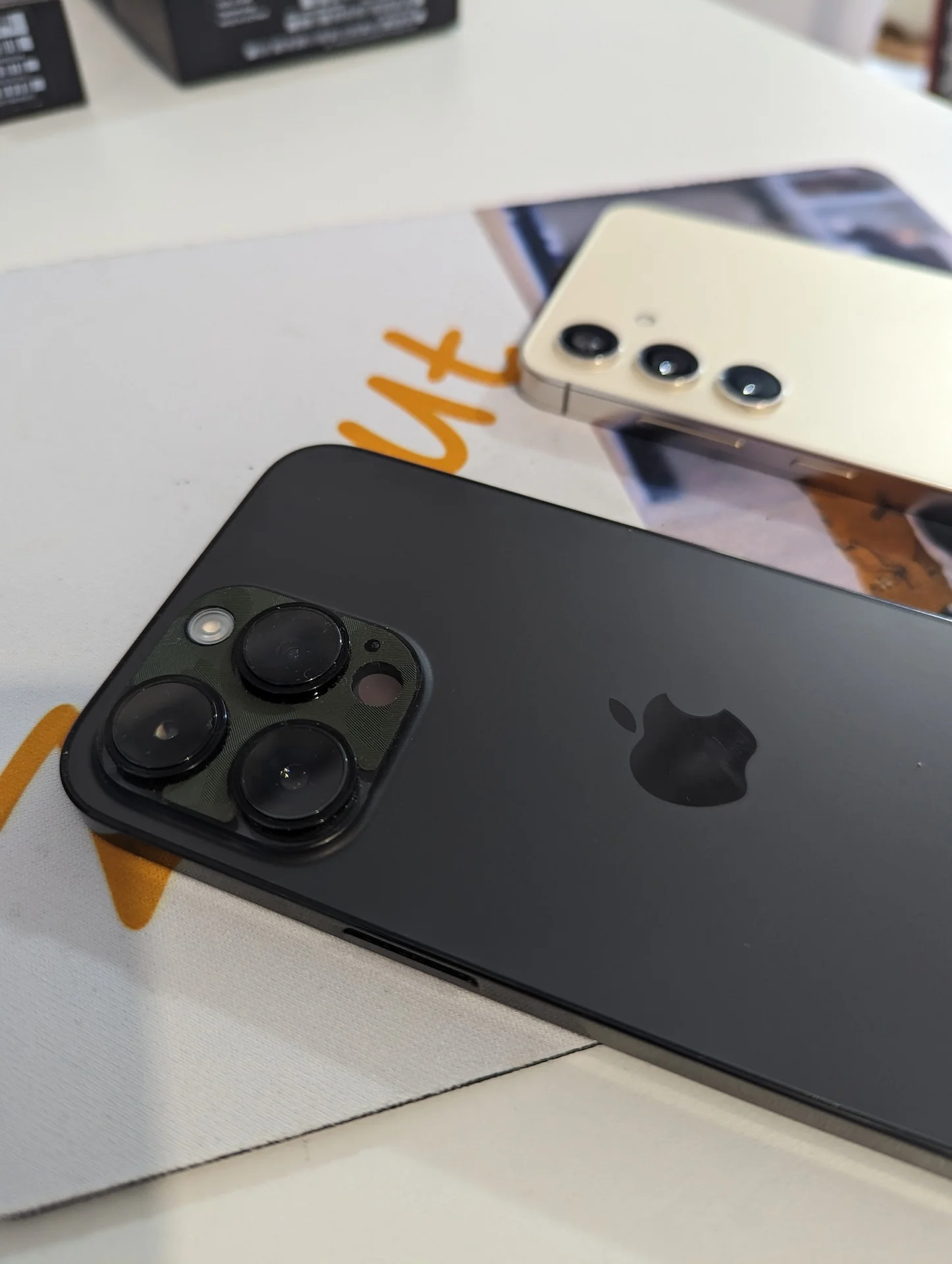 Samsung Galaxy S24 vs iPhone 14 Pro Max: Bătălia Titanilor în 2024