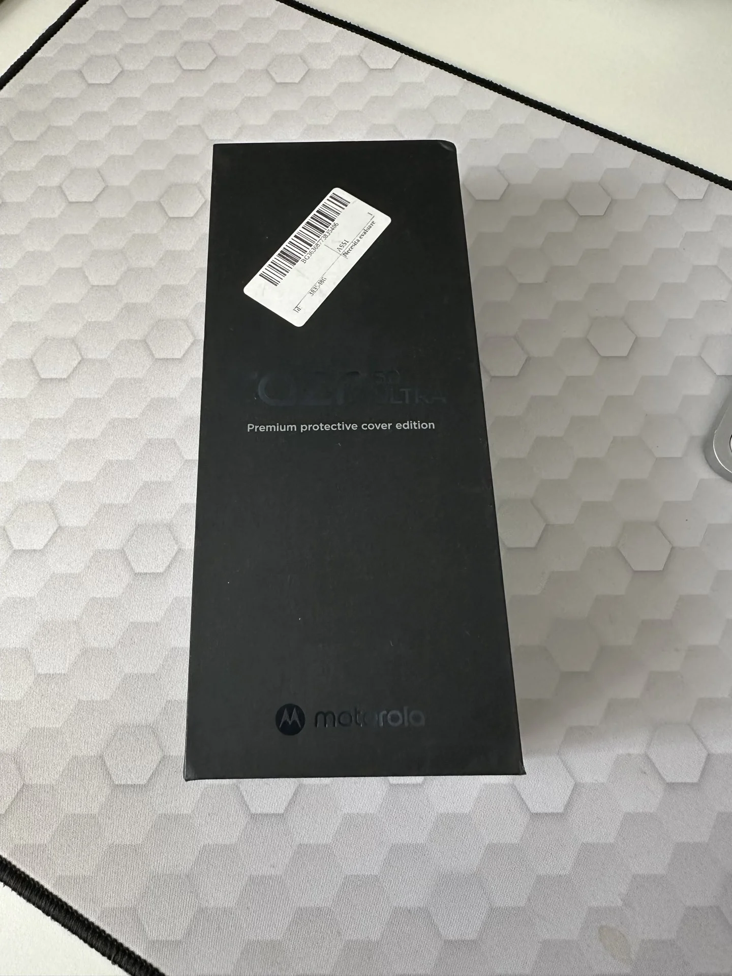 Motorola Razr 50 Ultra: Unboxing și Primele Impresii