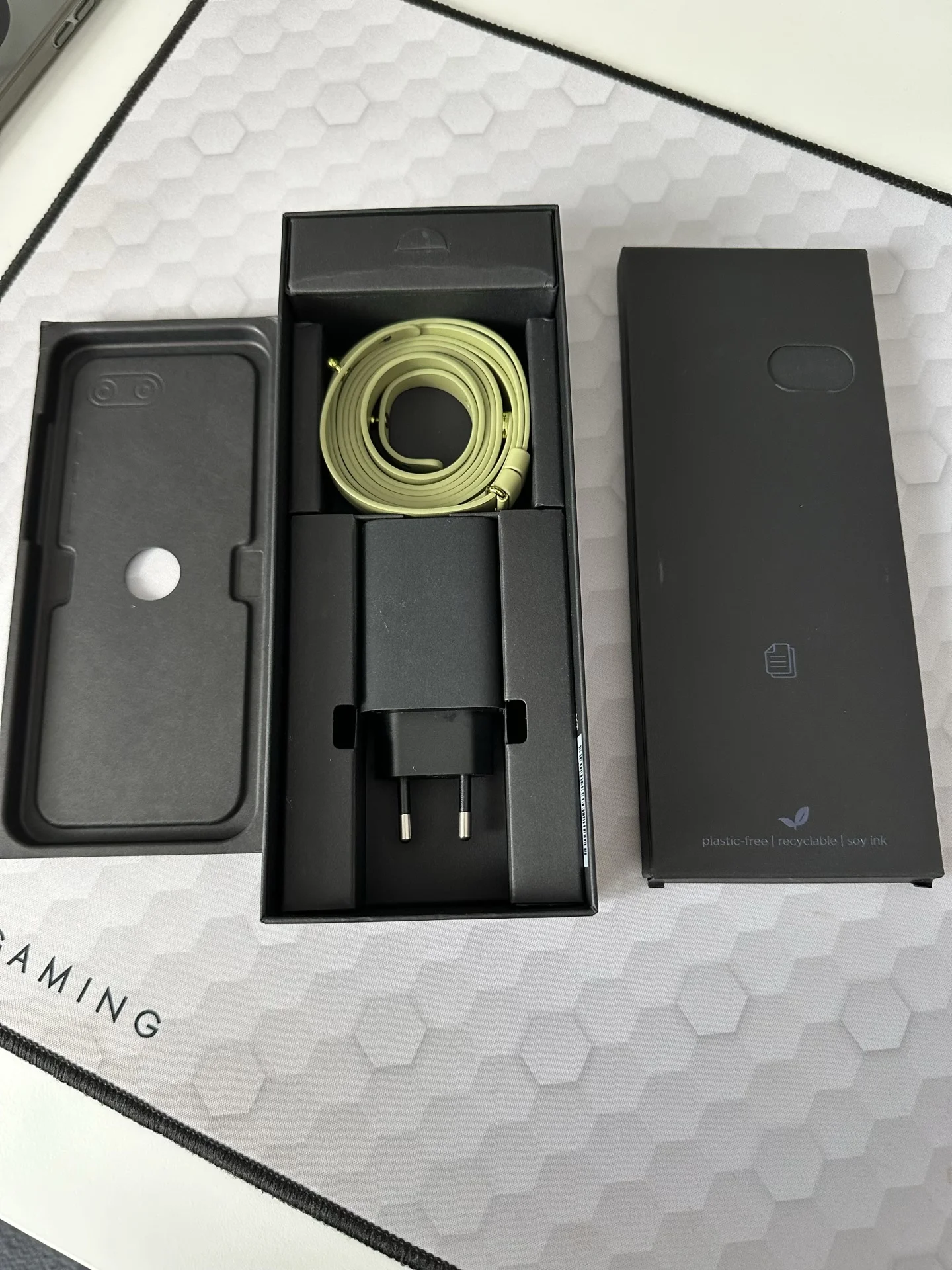 Motorola Razr 50 Ultra: Unboxing și Primele Impresii