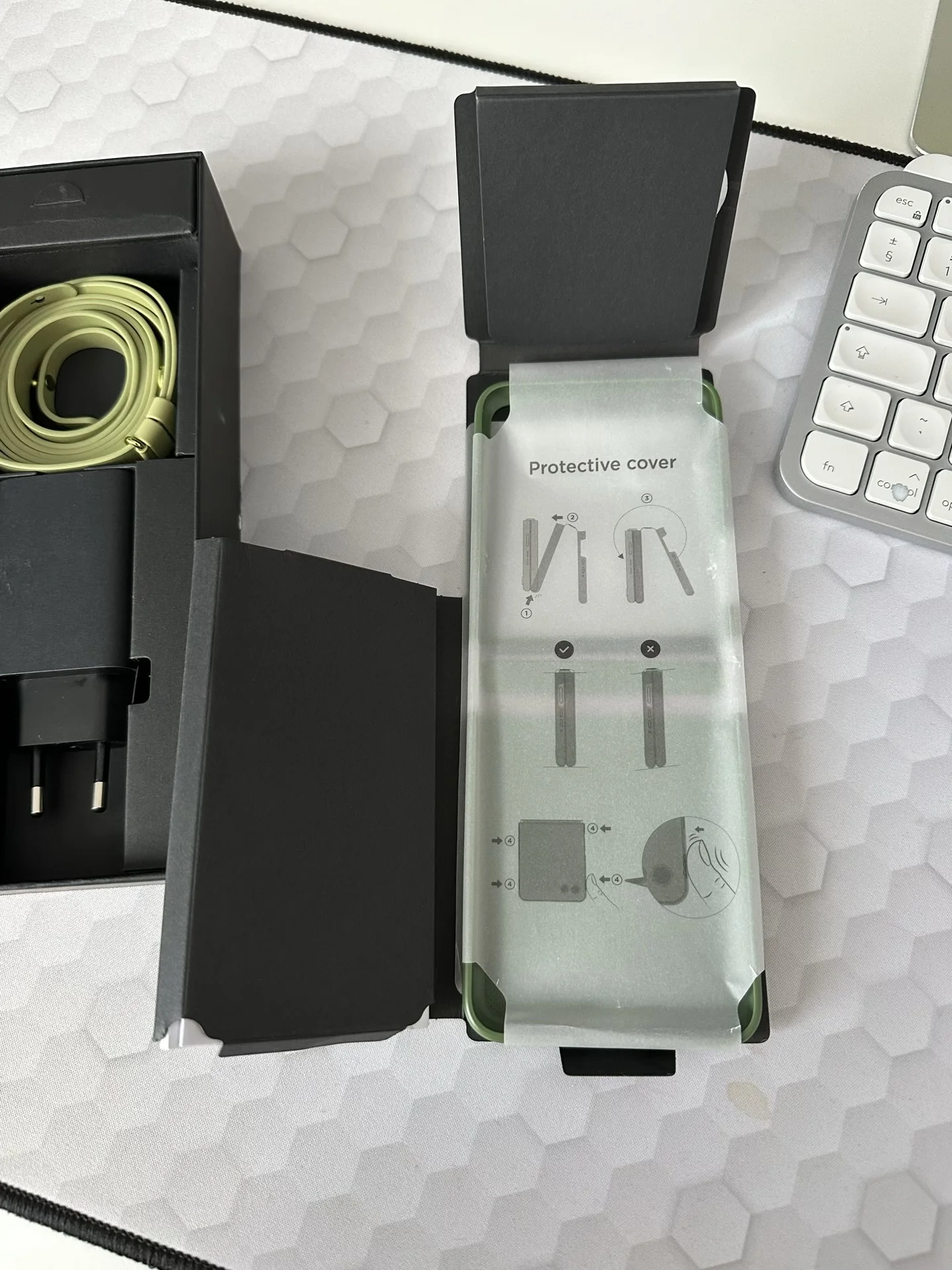 Motorola Razr 50 Ultra: Unboxing și Primele Impresii