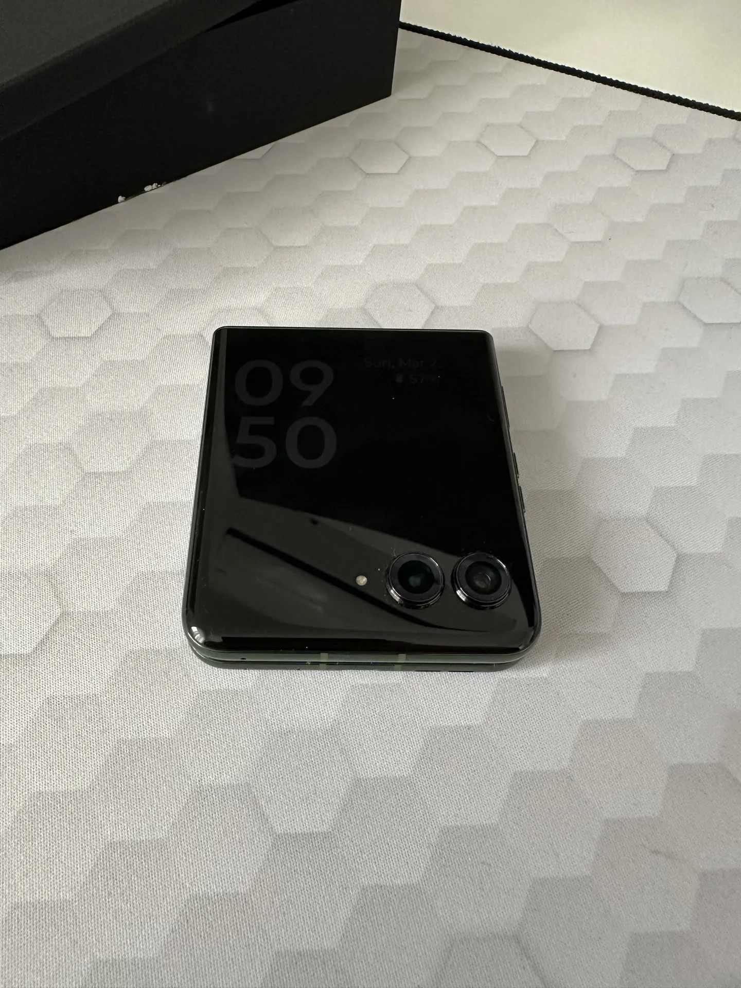 Motorola Razr 50 Ultra: Unboxing și Primele Impresii