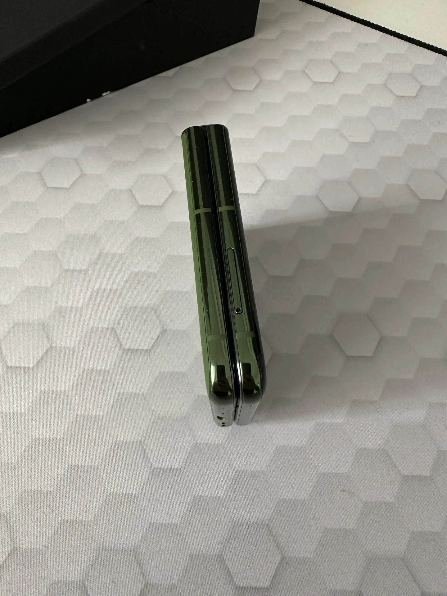Motorola Razr 50 Ultra: Unboxing și Primele Impresii