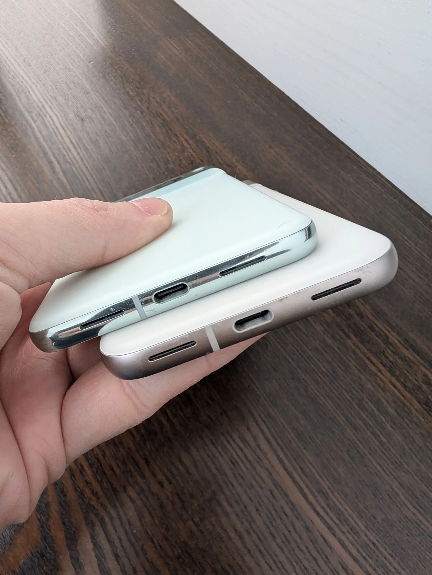 Pixel 8a vs. Pixel 8 Pro: Duelul Fraților Google – Care Este Alegerea Potrivită Pentru Tine?