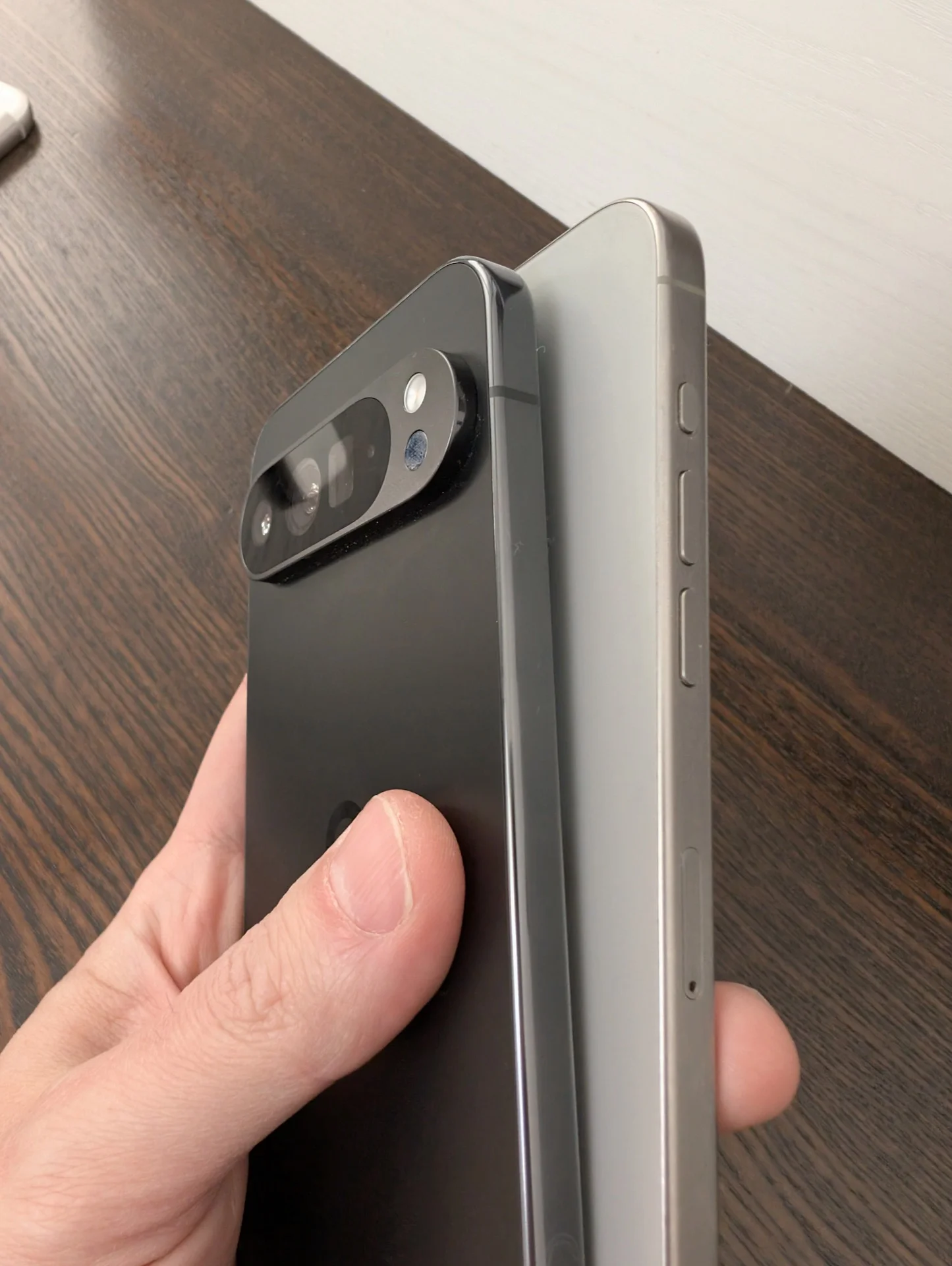 iPhone 15 Pro Max vs. Noul Pixel 9 Pro XL – Ce Alegi în Primăvara 2025?