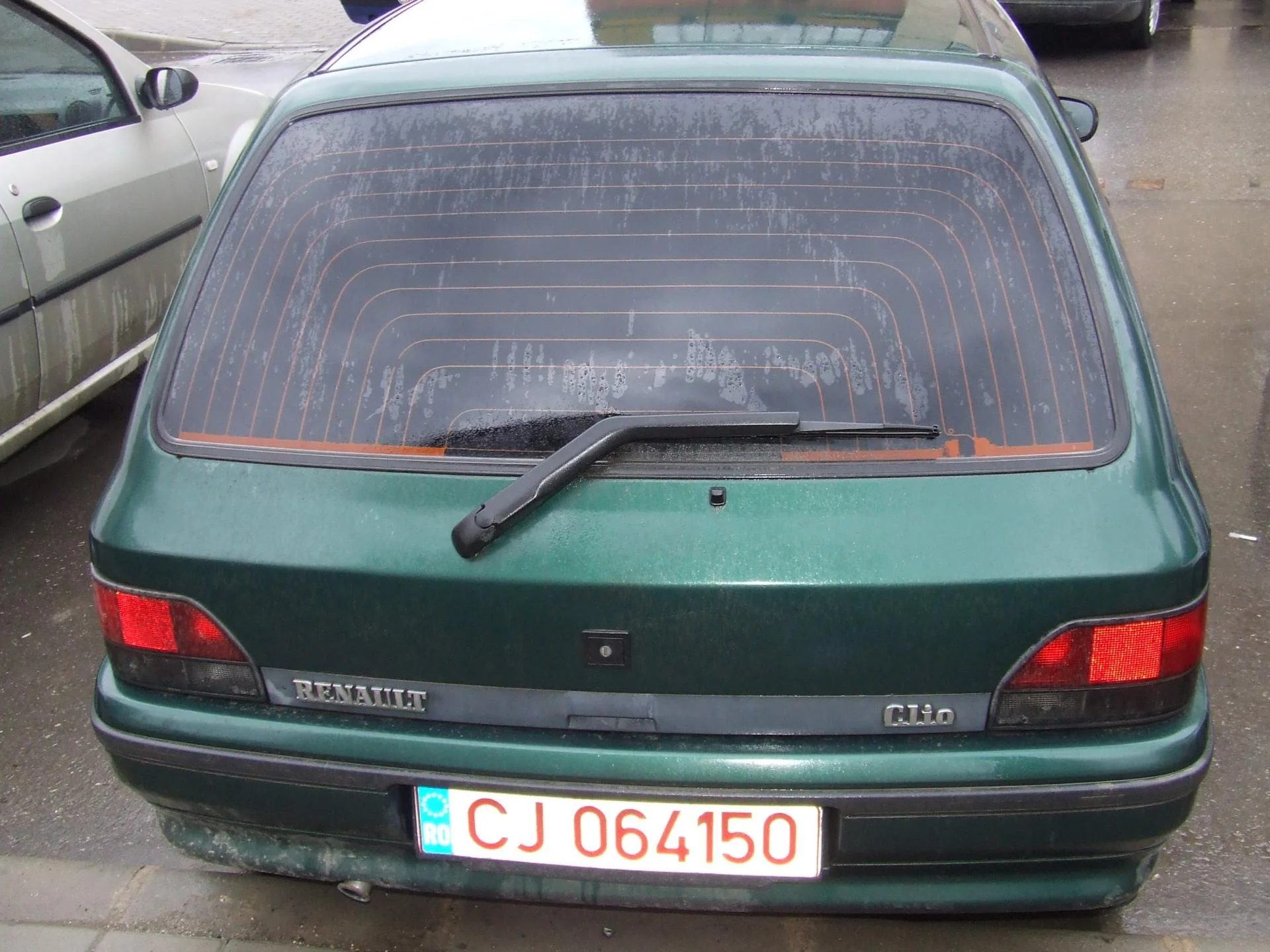 Renault Clio '94: Mai Mult Decât Fiare Vechi – O Poveste de Dragoste, Ulei de Motor și Lecții de Mecanică