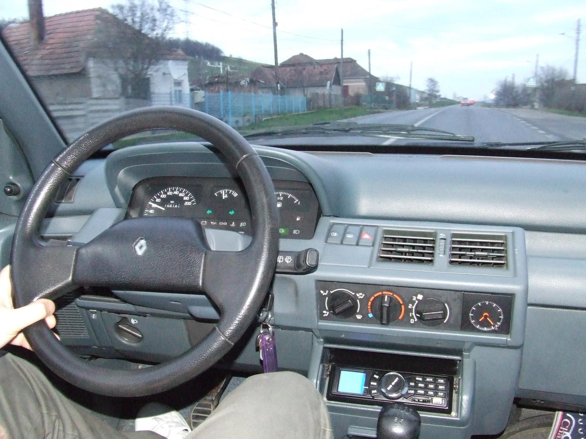 Renault Clio '94: Mai Mult Decât Fiare Vechi – O Poveste de Dragoste, Ulei de Motor și Lecții de Mecanică