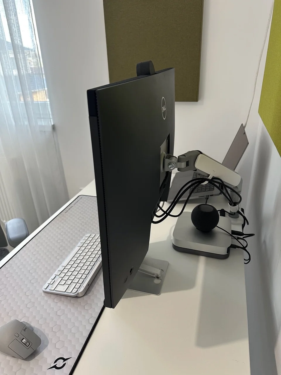 Dell P2724DEB, căutarea monitorului ideal s-a încheiat cu… greață?