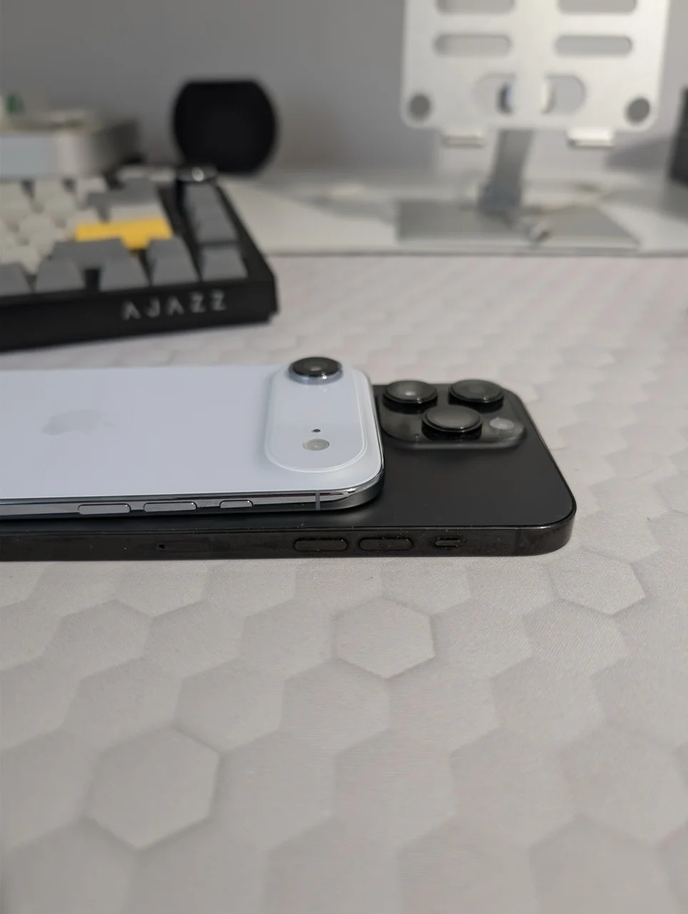 iPhone Air vs iPhone 14 Pro Max: Am Renunțat la "Tanc" pentru "Pană". Merită?