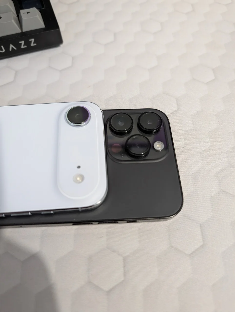 iPhone Air vs iPhone 14 Pro Max: Am Renunțat la "Tanc" pentru "Pană". Merită?
