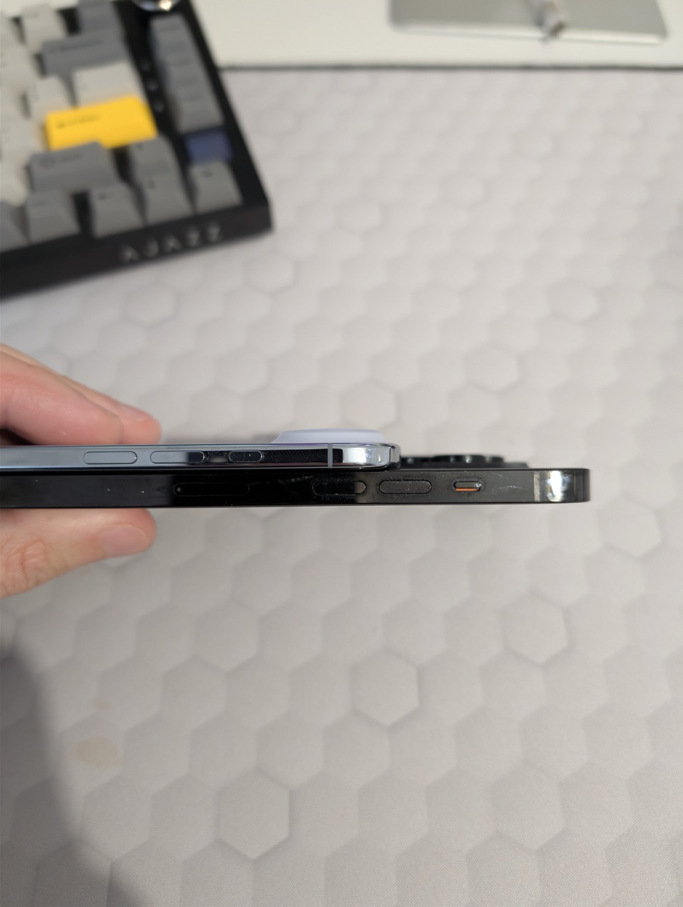 iPhone Air vs iPhone 14 Pro Max: Am Renunțat la "Tanc" pentru "Pană". Merită?