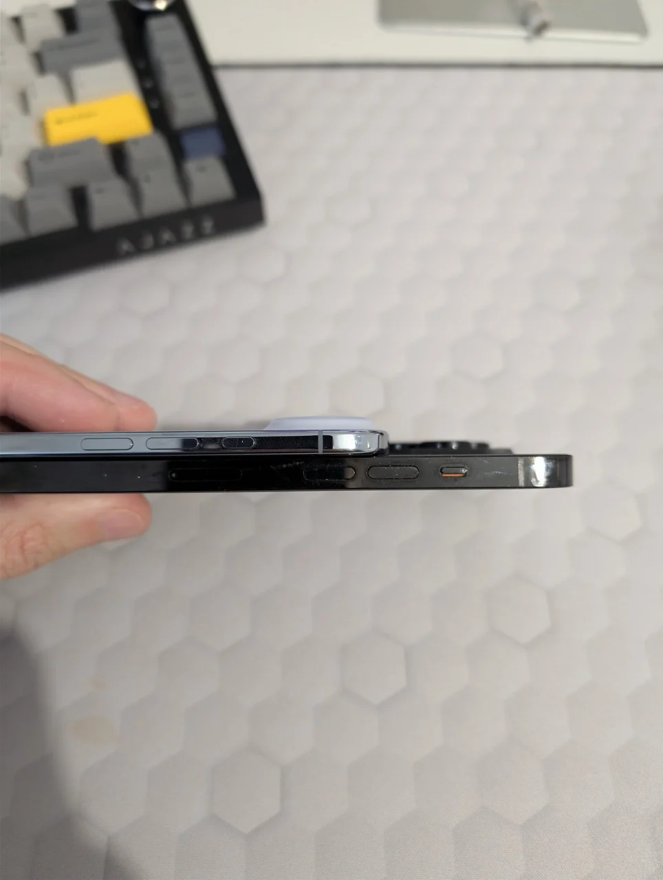 iPhone Air vs iPhone 14 Pro Max: Am Renunțat la "Tanc" pentru "Pană". Merită?