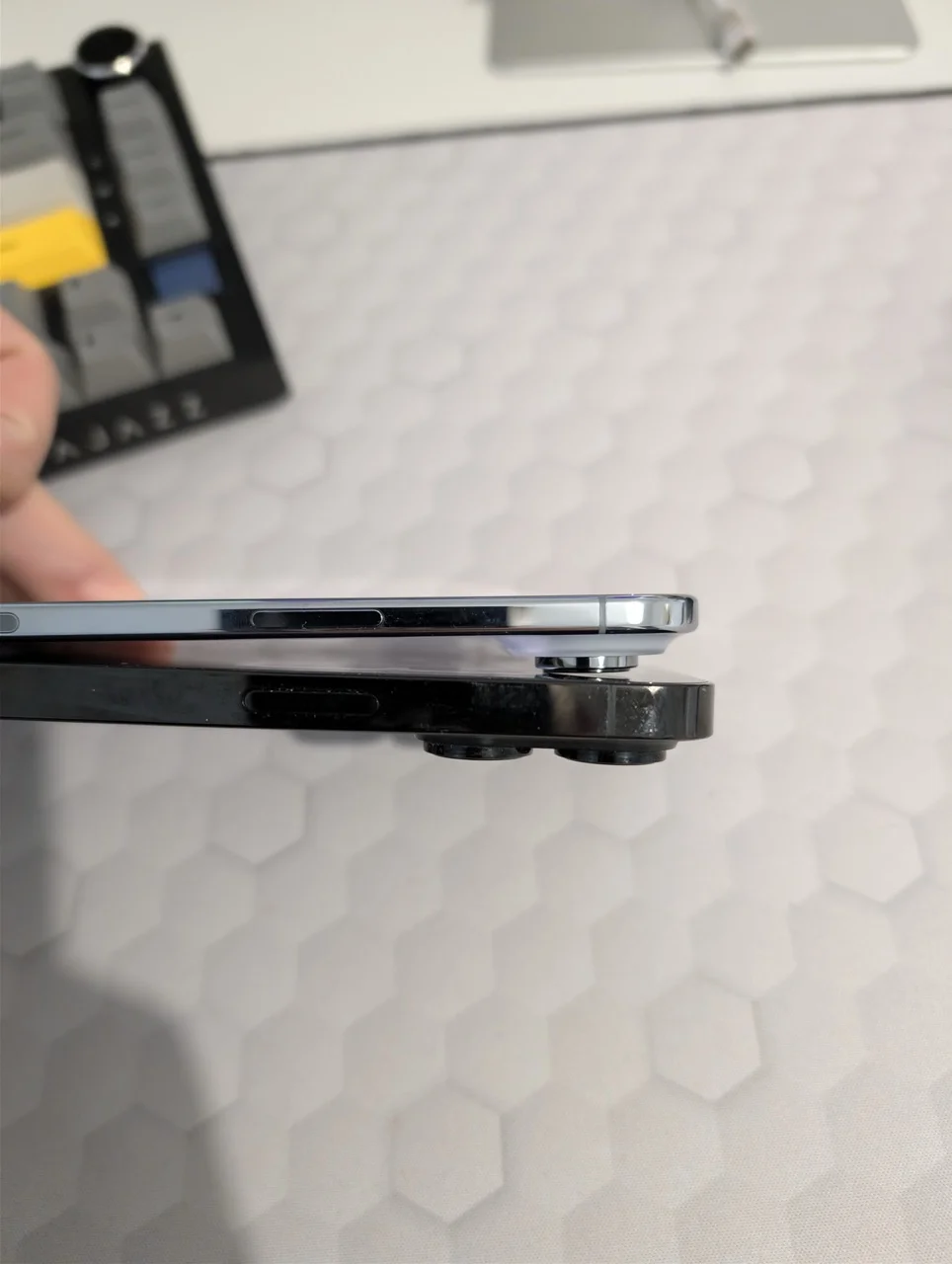 iPhone Air vs iPhone 14 Pro Max: Am Renunțat la "Tanc" pentru "Pană". Merită?