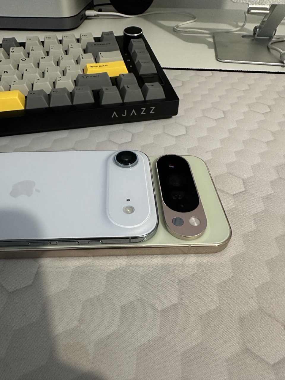 iPhone Air vs Google Pixel 10 Pro XL: Eleganță Pură sau Inteligență Brută?