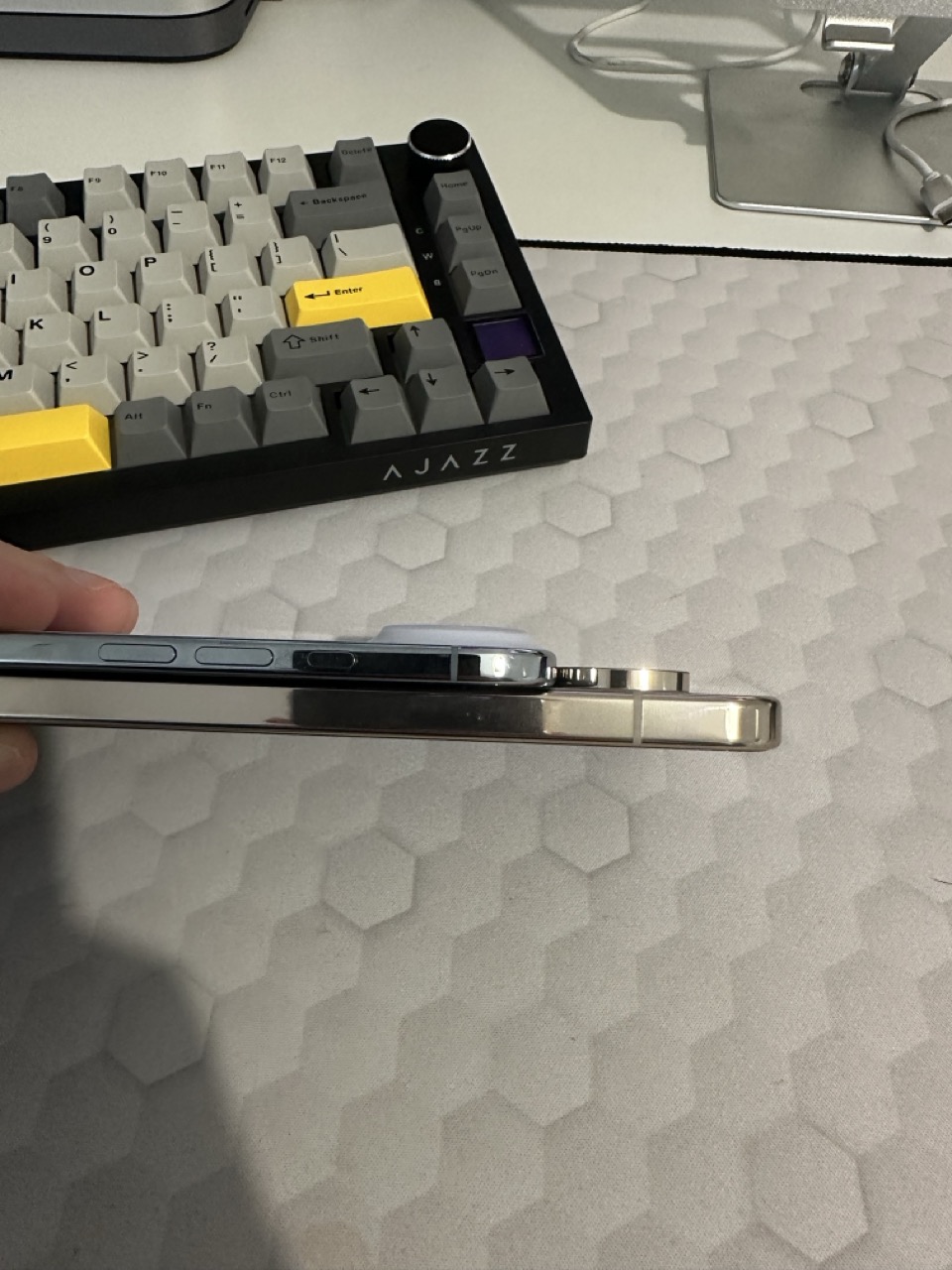 iPhone Air vs Google Pixel 10 Pro XL: Eleganță Pură sau Inteligență Brută?