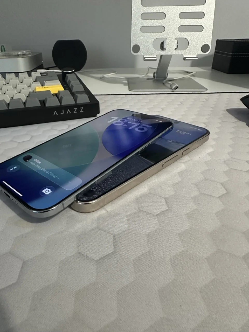 iPhone Air vs Google Pixel 10 Pro XL: Eleganță Pură sau Inteligență Brută?
