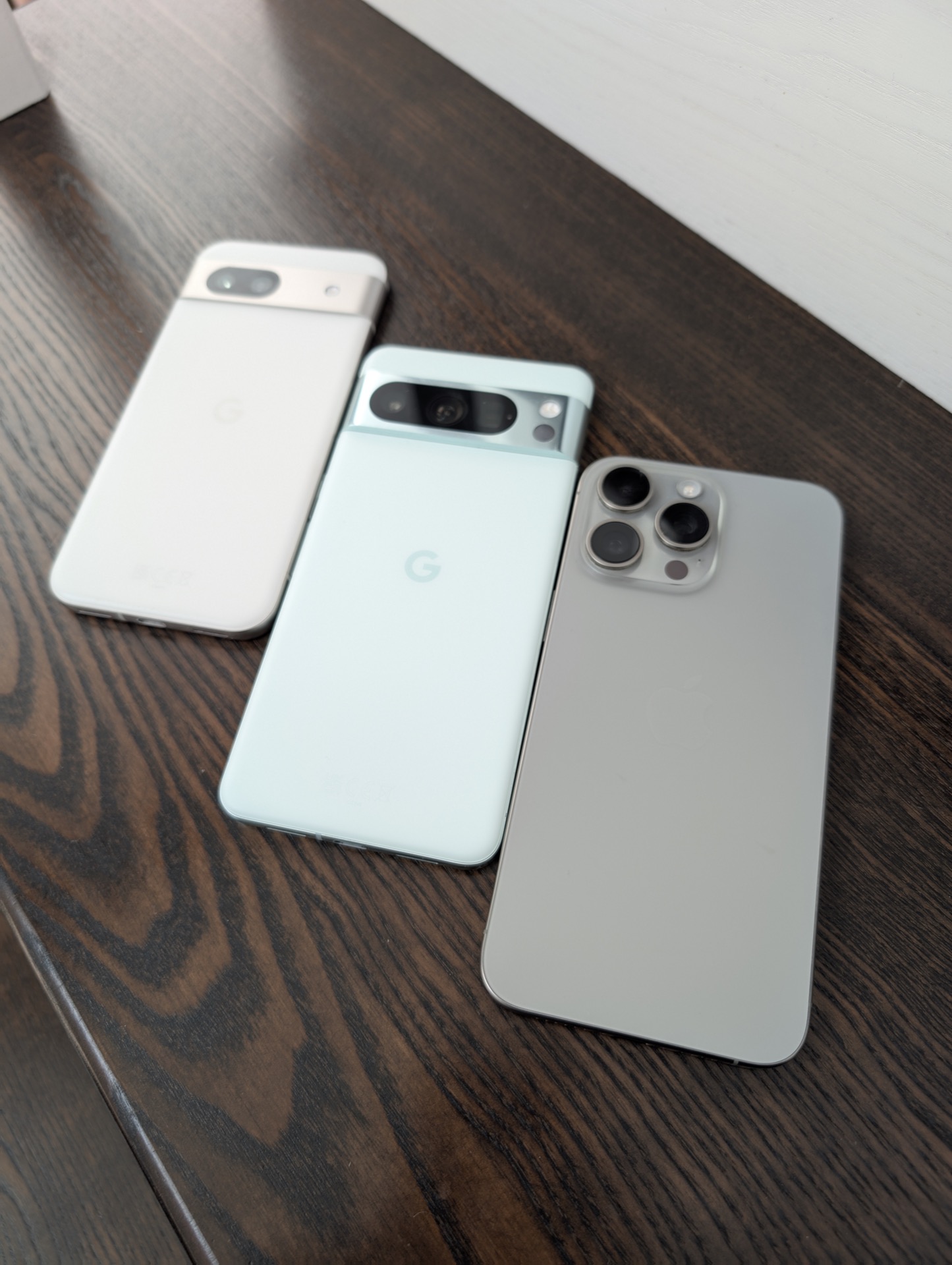 Pixel 8a vs Pixel 8 Pro vs iPhone 15 Pro Max: Comparația Absurdă
