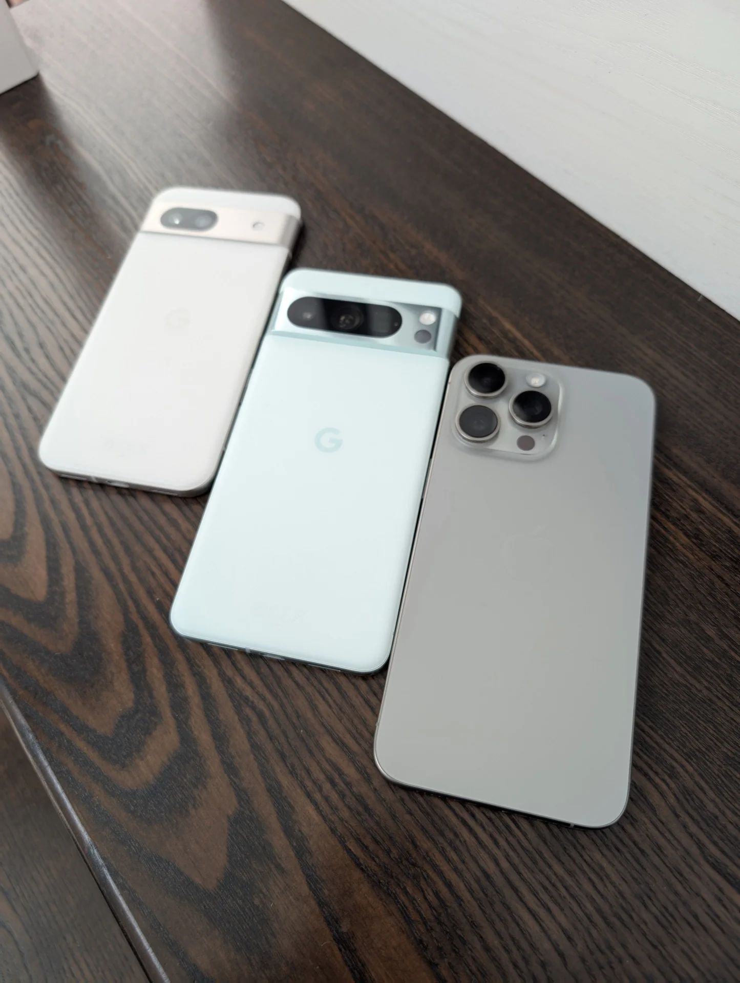 Pixel 8a vs Pixel 8 Pro vs iPhone 15 Pro Max: Comparația Absurdă?
