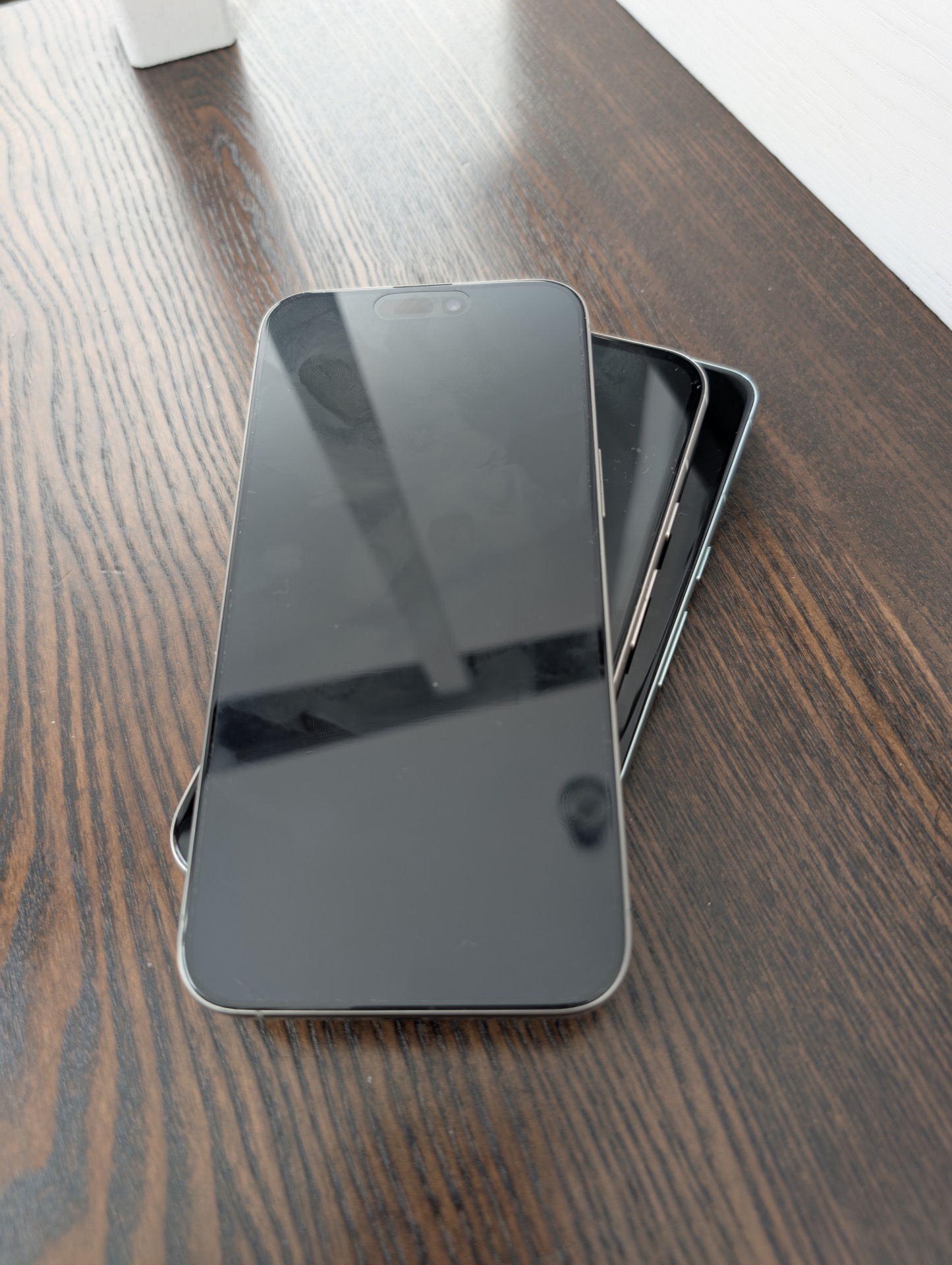 Pixel 8a vs Pixel 8 Pro vs iPhone 15 Pro Max: Comparația Absurdă