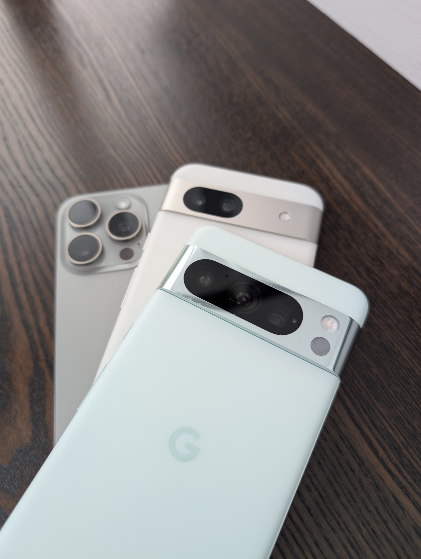 Pixel 8a vs Pixel 8 Pro vs iPhone 15 Pro Max: Comparația Absurdă