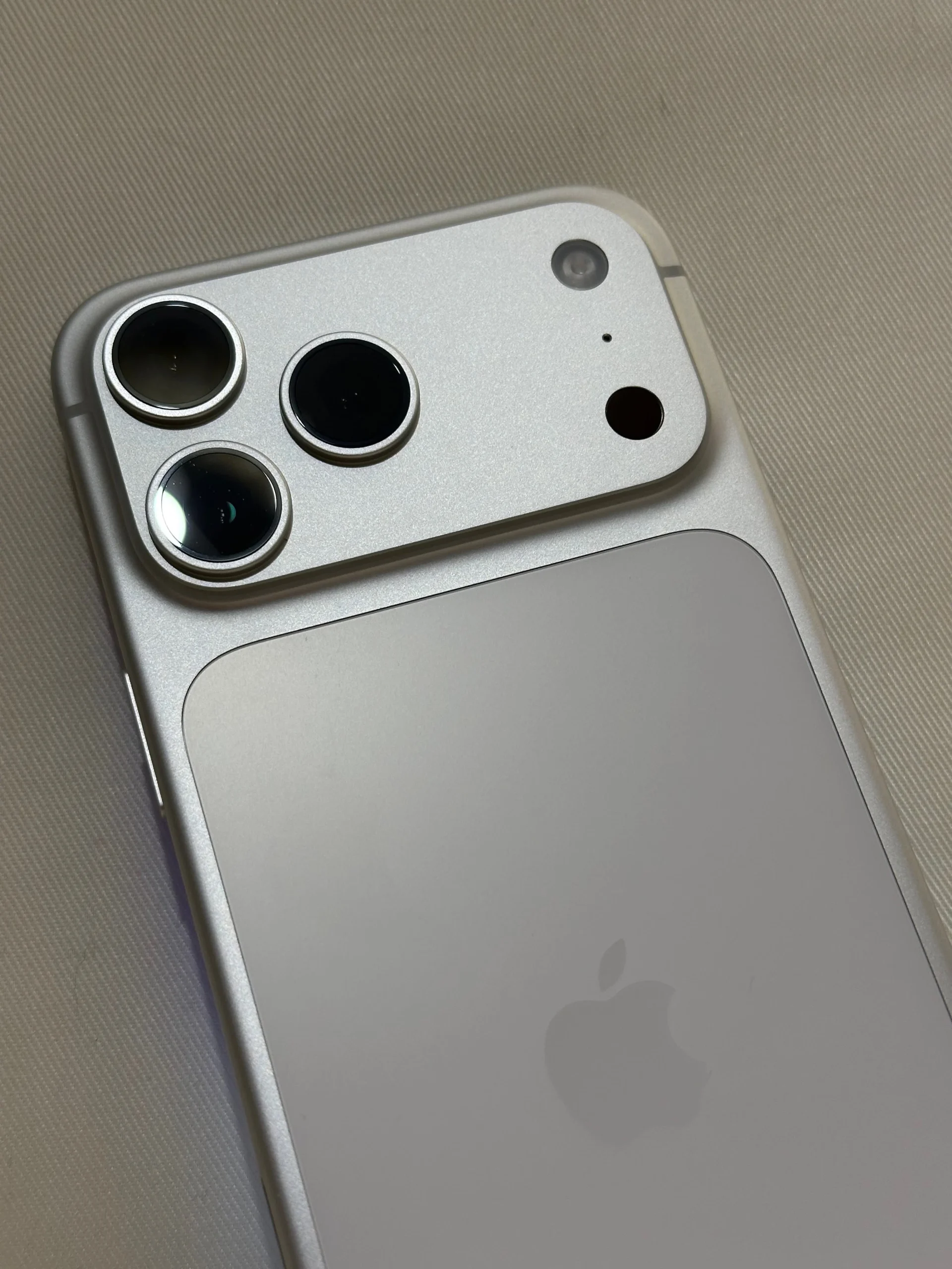 Image 2 for iPhone 17 Pro Max Review: Unboxing, Performanță și Merită Upgrade-ul?