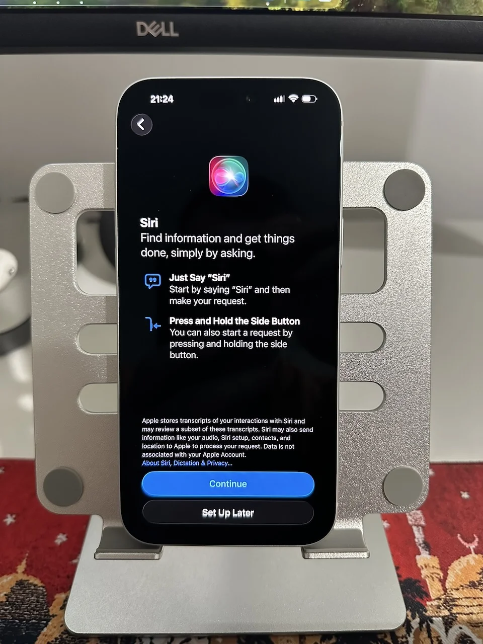 Apple Intelligence vs. Google Gemini: De ce să activezi AI-ul de la Apple pe iPhone 17 Pro Max?