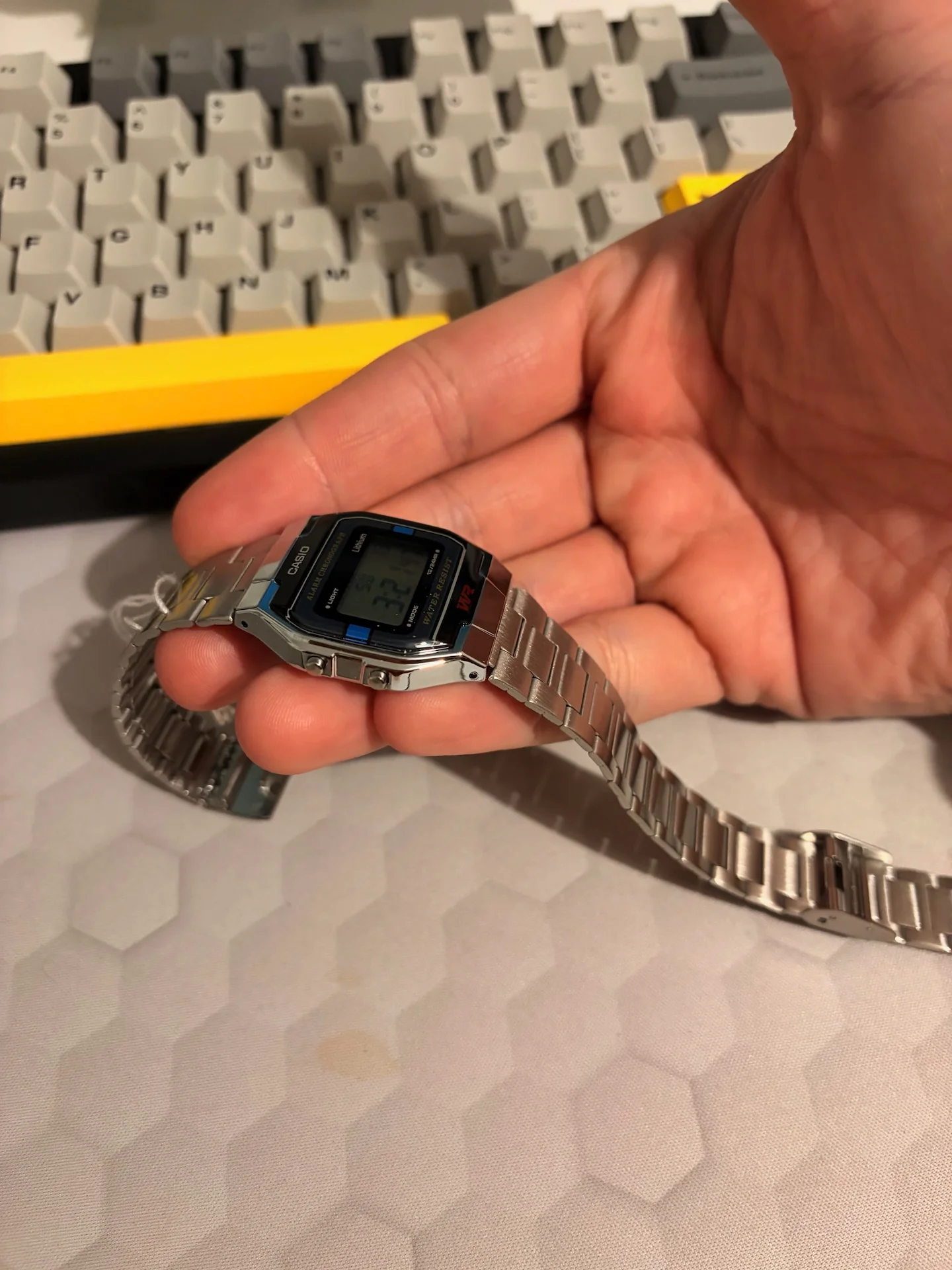 Image 5 for Casio A163W Vintage: De ce un ceas de 100 de lei merită locul lângă un iPhone 17 Pro Max