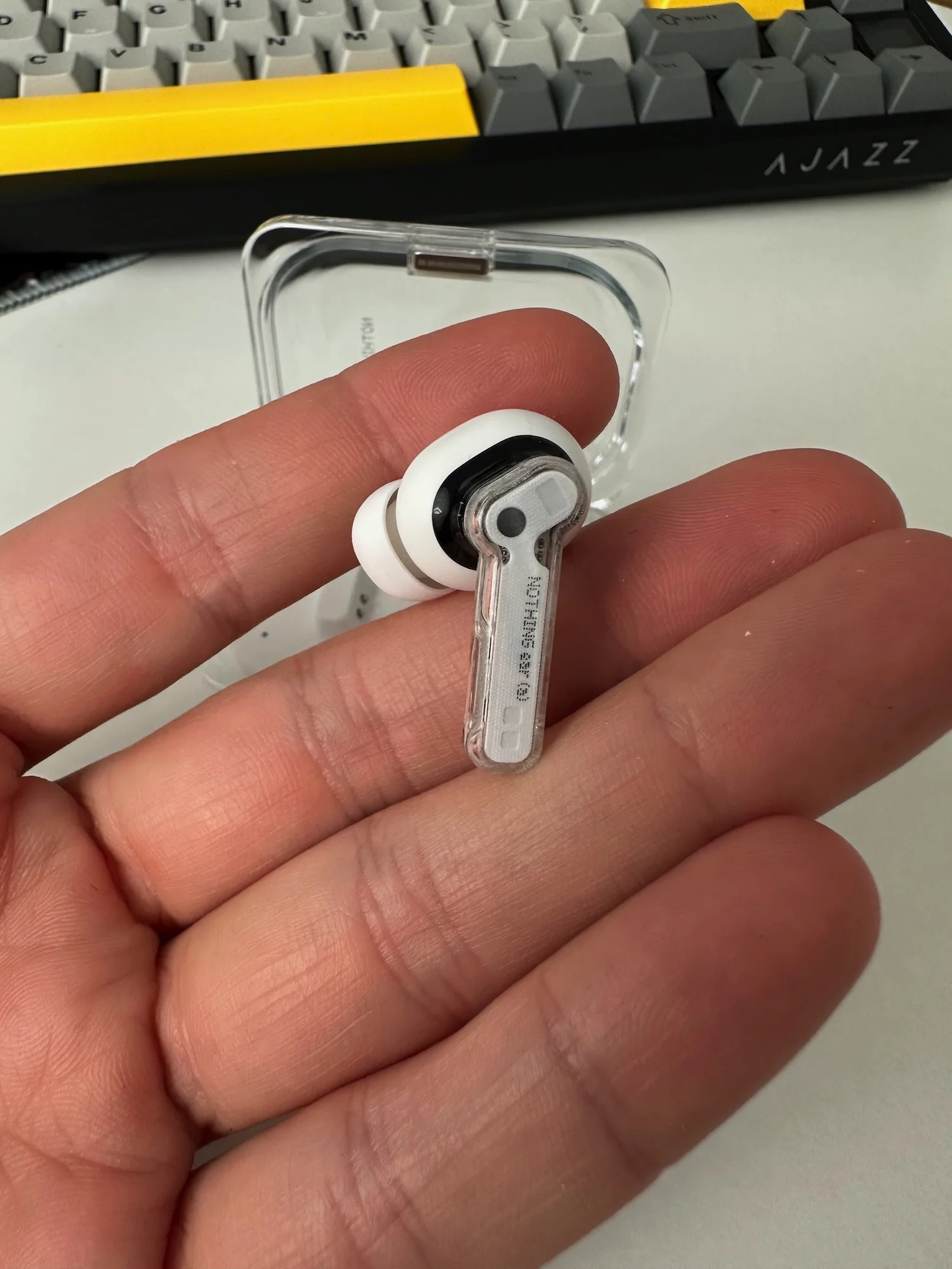 Image 3 for Review Nothing Ear (a): Design transparent și bas bun