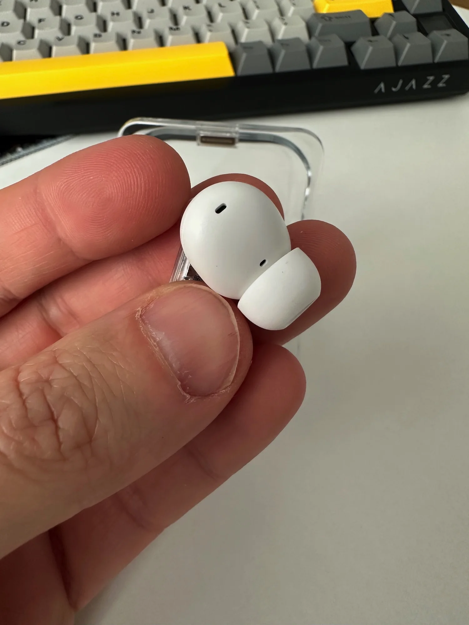 Image 4 for Review Nothing Ear (a): Design transparent și bas bun