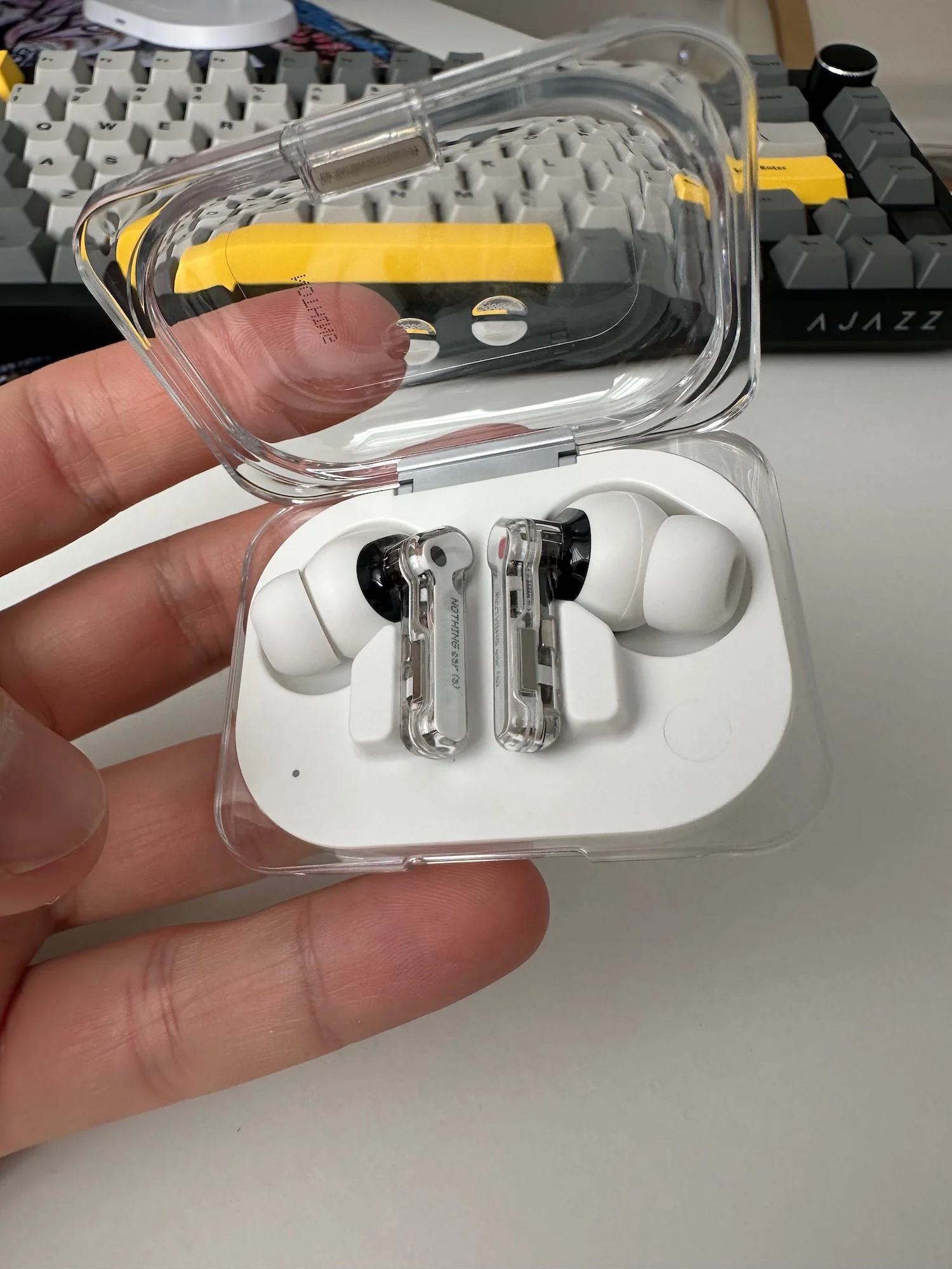 Image 5 for Review Nothing Ear (a): Design transparent și bas bun