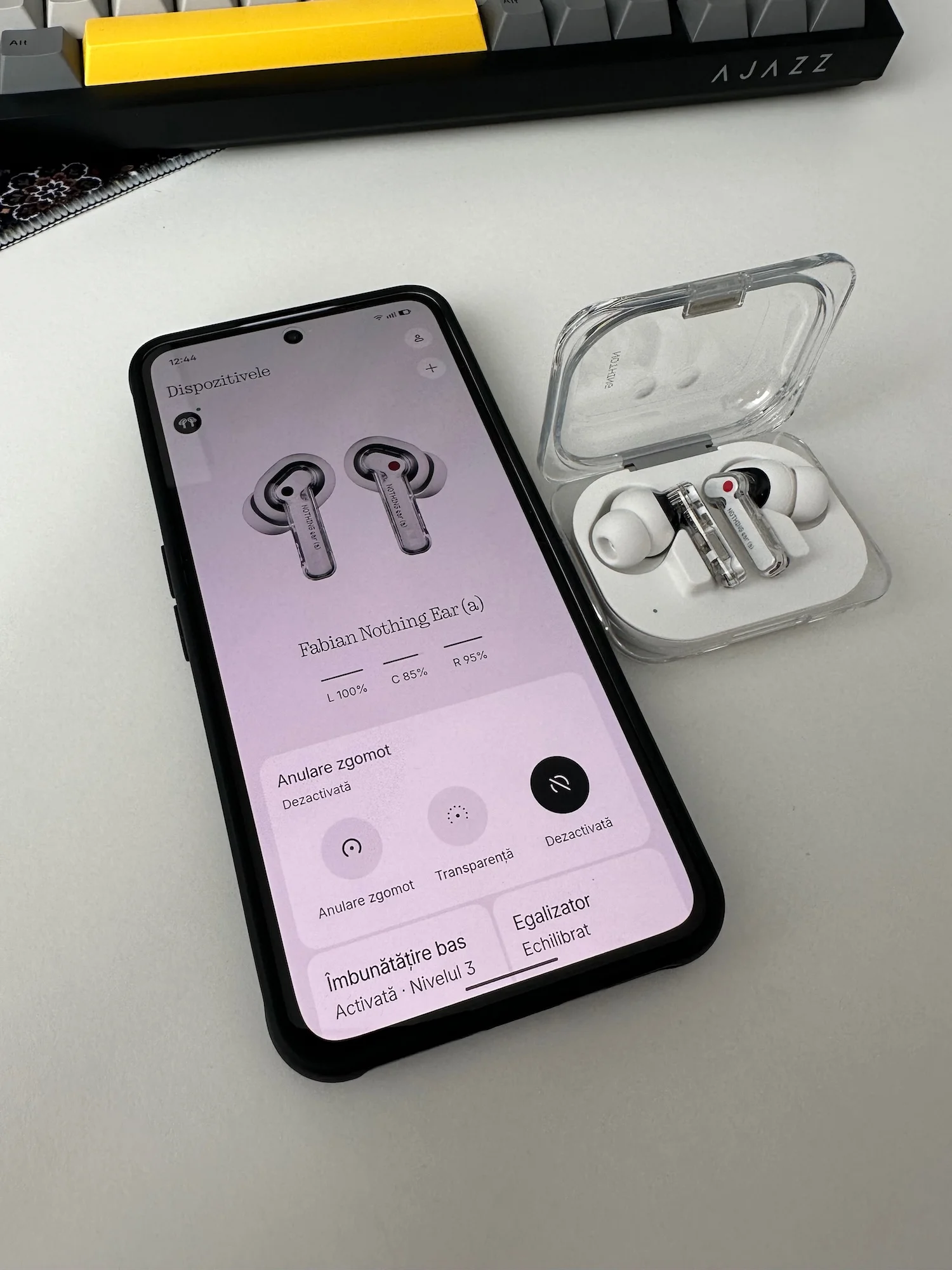 Image 6 for Review Nothing Ear (a): Design transparent și bas bun