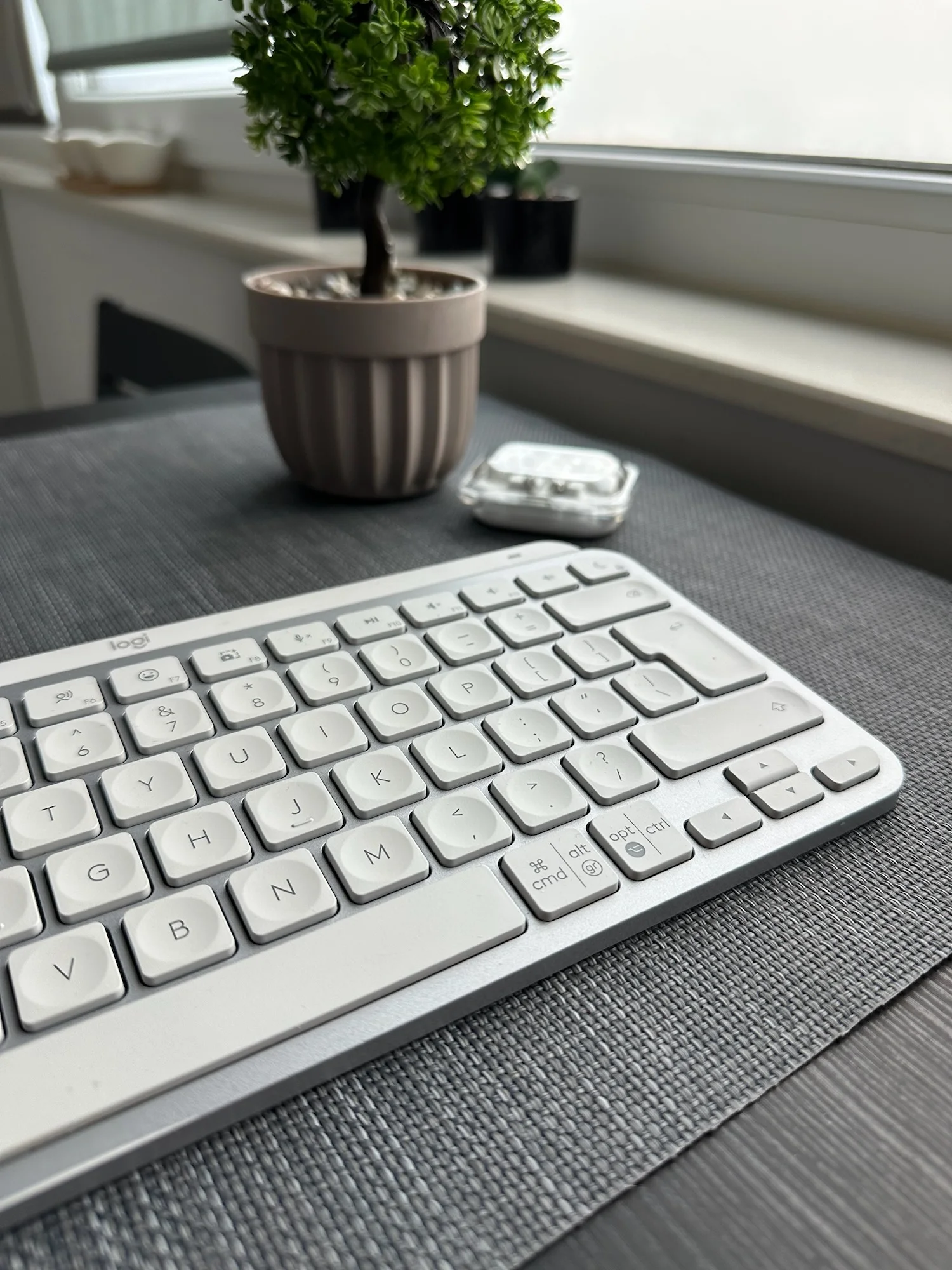 Review MX Keys Mini: Merită după 2 ani? Probleme și Soluții