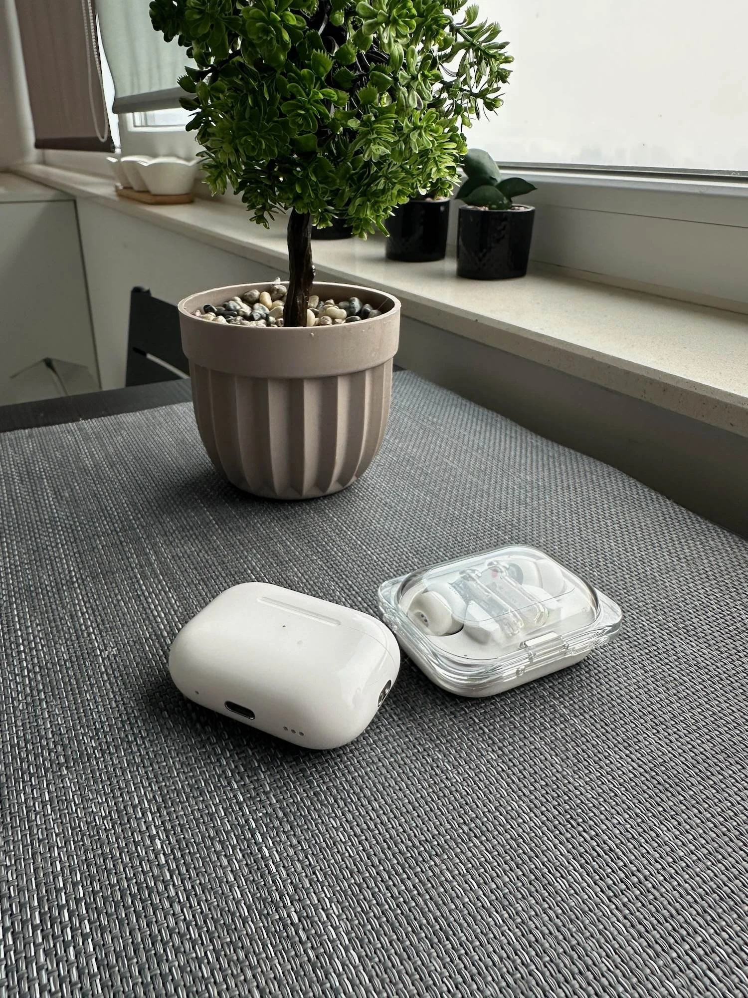AirPods Pro 2 vs Nothing Ear(a): căștile de 450 RON castiga?
