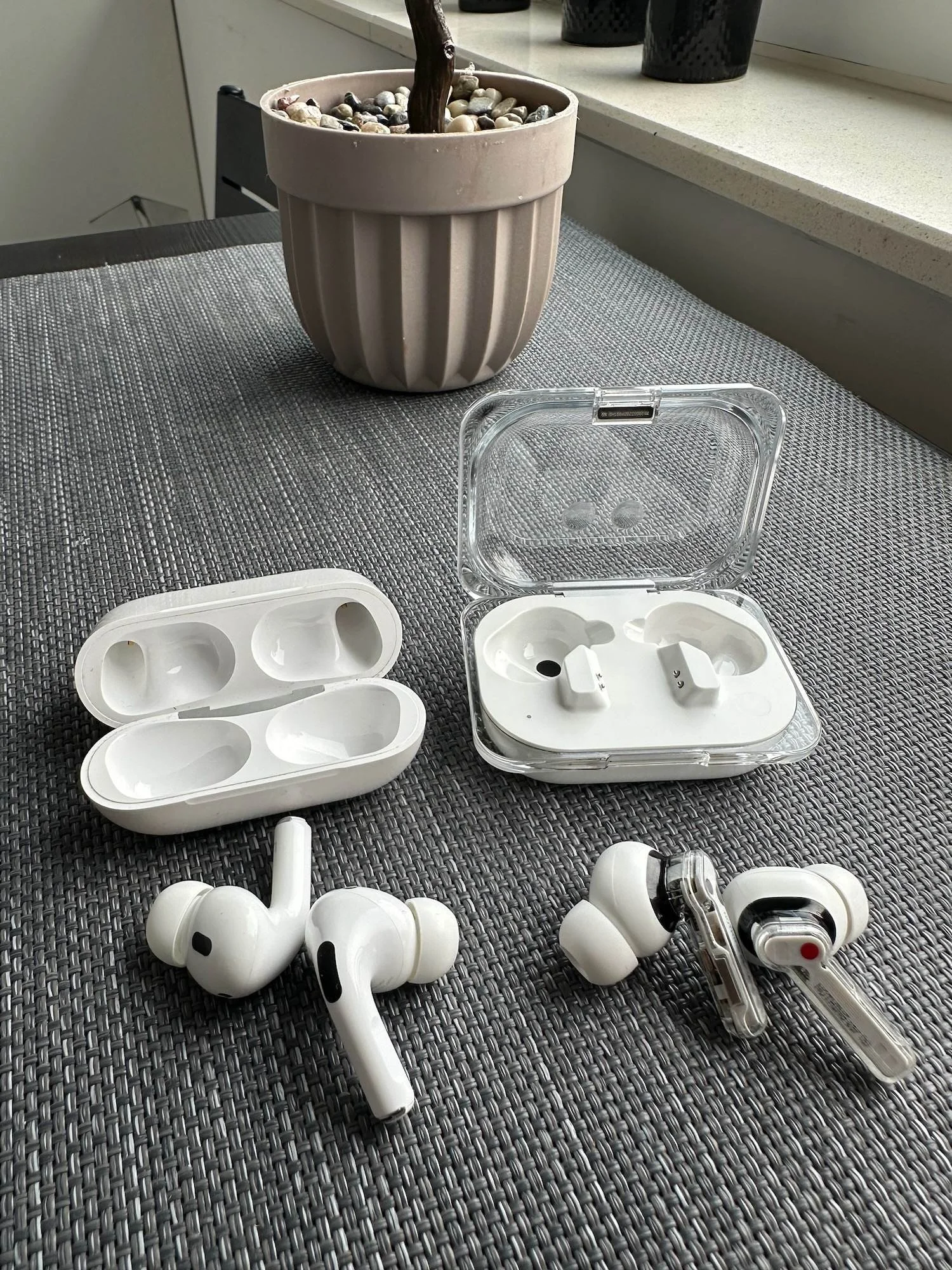 Image 4 for AirPods Pro 2 vs Nothing Ear (a):căștile de 450 RON castiga?