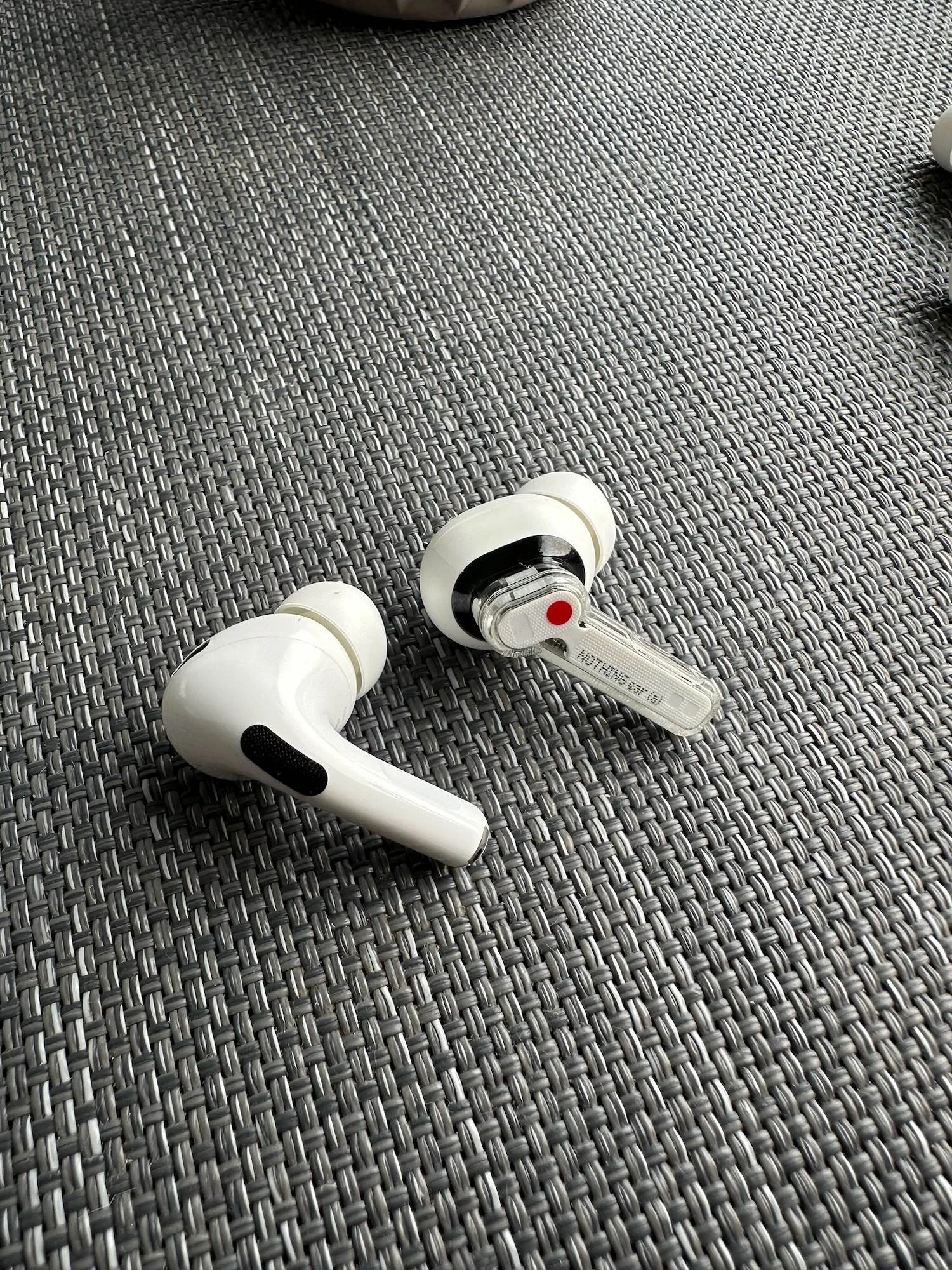 Image 6 for AirPods Pro 2 vs Nothing Ear (a):căștile de 450 RON castiga?