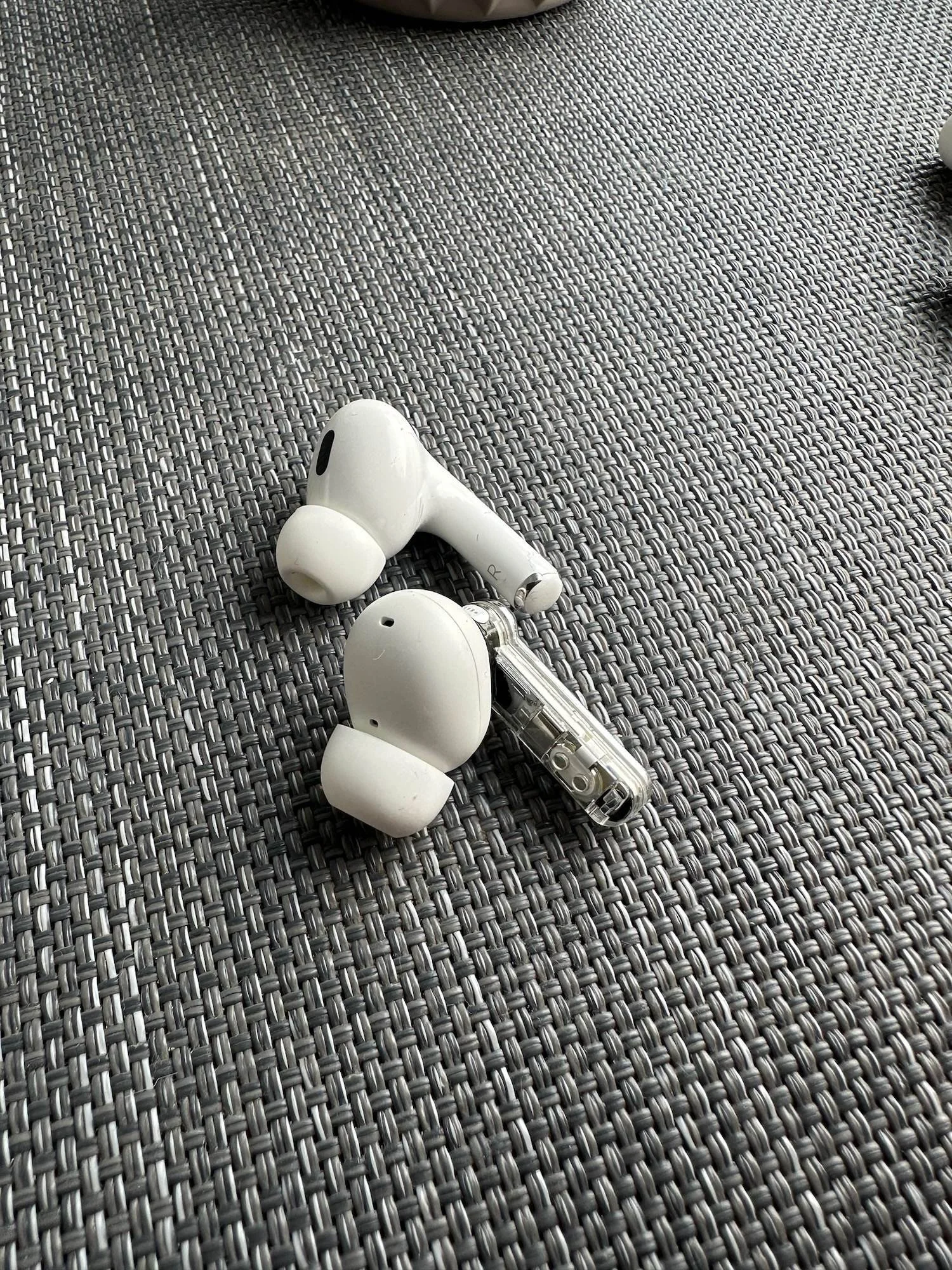 Image 7 for AirPods Pro 2 vs Nothing Ear (a):căștile de 450 RON castiga?
